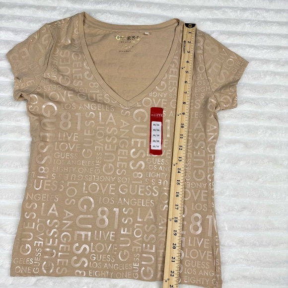 NWOT Guess 1981 Live Love  Los Angeles Logo V-Neck T-Shirt Beige Short Sleeve M - Picture 3 of 7